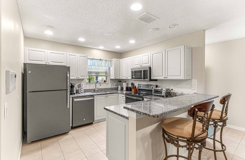 Alhambra Cottage | Great location between Sumter Landing/Spanish Springs. Golf cart included
