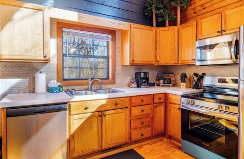 Smoky Mountains Cabin | Great Location! Cozy, Pet Friendly Cabin with Hot Tub & Fireplace