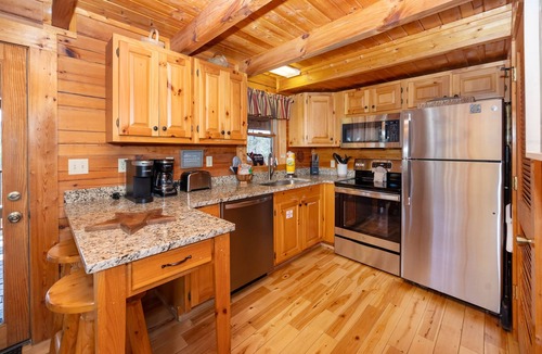 Sevierville Cabin | Great Mountain Views! 5miles to Pigeon Forge - Pool, Fishing, Putt Putt, Golf