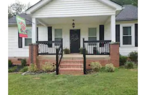 Laurens House | Great neighborhood 3 miles from downtown Laurens.