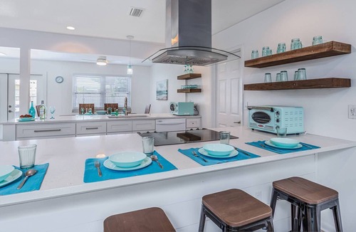 Arlington Park House | Great Pool Home in Arlington Park, WiFi. Smart TV’s, Fido Friendly, BBQ, Near Arlington Park