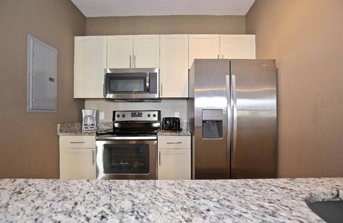 West Kissimmee House | Great townhouse in gated community, sleeps 6. 10 min to Disney!