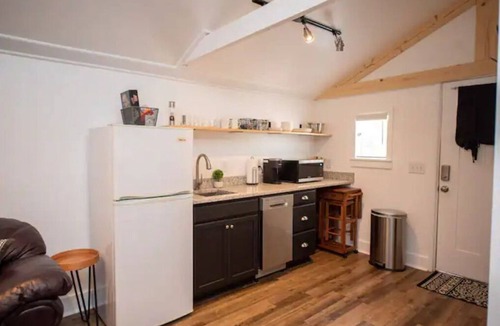 Cleveland Apartment | Greenhouse Studio- Lee U