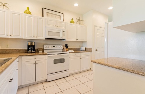 Naples Condo | Greenlinks/Lely Condo-2nd floor 200 bldg. with lake view, den w/TV/sleeper sofa & office/work space