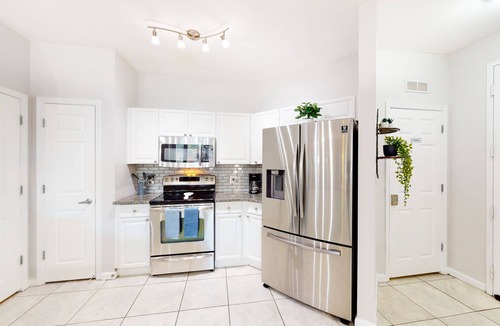 Loughman Condo | Ground floor condo with shared hot tub & pool, WiFi, lanai, W/D, & AC