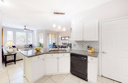 Loughman Condo | Ground floor condo with shared hot tub & pool, WiFi, lanai, W/D, & AC