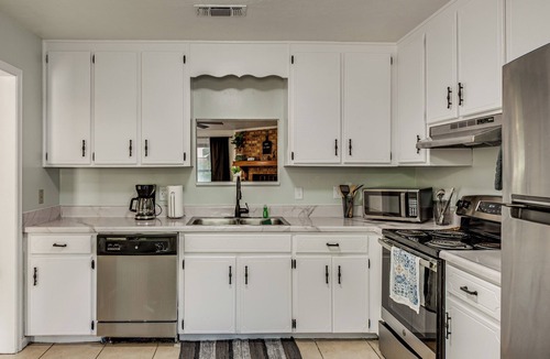 Tallahassee Apartment | Group-Friendly Rental 5 Mi to Dtwn Tallahassee!