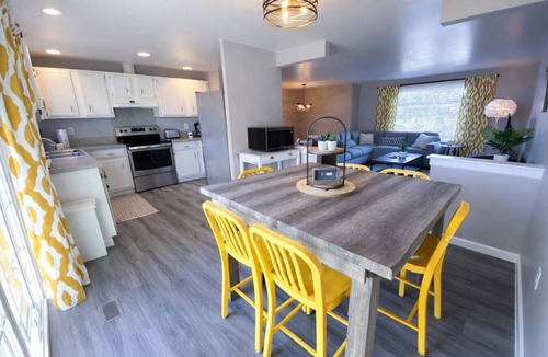 McAlpine House | Groups Welcome-Sleeps 20-Pets OK-Fire Pit-BBQ