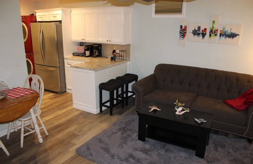 United Central Apartment | Guest apt. with a resort type backyard can make our home YOUR paradise!