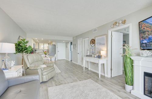 Hudson Apartment | Gulf-View Balcony and Pool Access Hudson Retreat