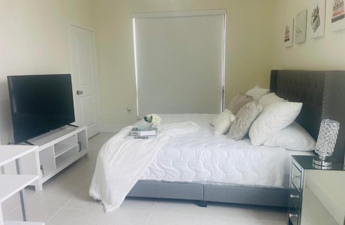 Doral House | Habitacion con baño privado, cerca al aeropuerto. Parking free