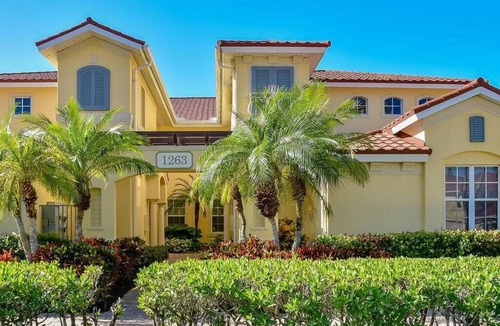 Hammock Bay Condo | Hammock Bay Country Club condo near Marco Island. Full golf privileges available