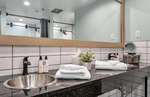 Downtown Nashville Apartment | Hangover Easy Suite 6BR by Maddox Hotel