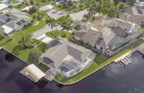 Yacht Club House | Happy Cape 3 - 1 Block from the River
