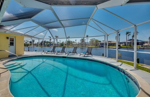 Yacht Club House | Happy Cape 3 - 1 Block from the River