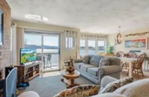 North Shore Condo | Happy Daze! Lakefront condo on SML Lake