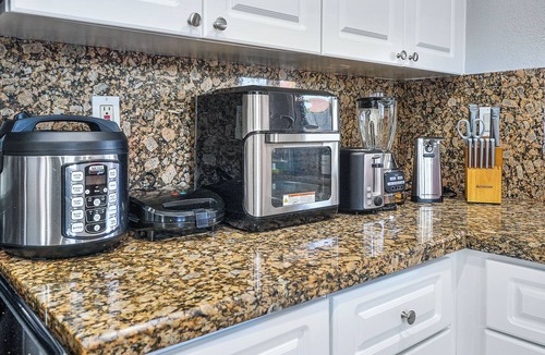 Coral Way House | Happy Escape, 15 Min to Beach, Massage Shower Jets, Bar, and BBQ