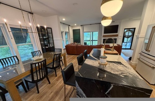 Long Beach House | Harbor Lights Resort Waterfront Pool Dock