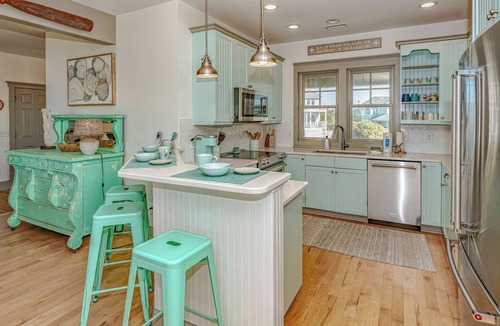 South Beach House | Harmony Cottage is a four-bedroom, 4.5 bath seaside sanctuary centrally located on Bald Head Island