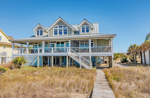 South Beach House | Harmony Cottage is a four-bedroom, 4.5 bath seaside sanctuary centrally located on Bald Head Island