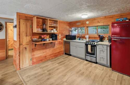 Townsend Cabin | Hazel's Hideaway -Private riverfront 3 bed 2 bath cabin with hot tub!