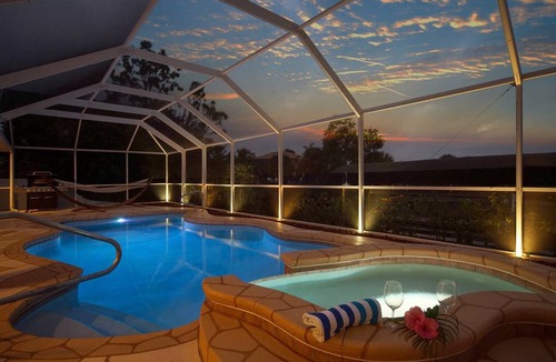 Pelican Villa | HD Smart TV's, Kayaks, Pool & Spa, WIFI, Gulf Access, E-Dart Board, Bar, Grill