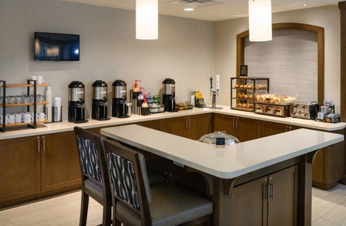 Vero Beach South Apartment | Hearing Accessible King Studio | Kitchen + Pool