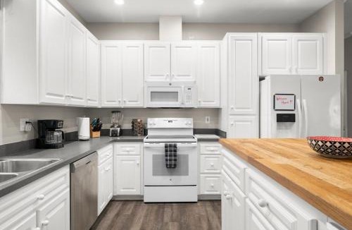 Hyde Park House | Heart of Tampa Hyde Park 4 Bedroom House - Located Near Hyde Park Village, SoHo and Local Beach - Spacious and Comfortable Stay in Perfect Location - Great for Families and Groups Visiting Tampa Near Airport!