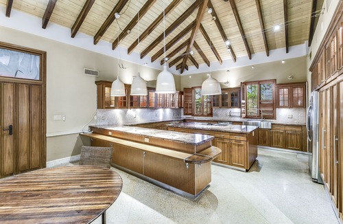 Coconut Grove House | Heart ofCoconut Grove across from Green streetsRestaurant inCamp Biscayne