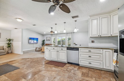 Palm Harbor House | Heated Pool. 3-bedroom house 6.5 miles to honeymoon Island