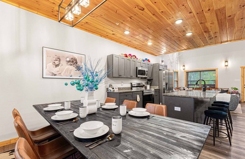 Sevierville Cabin | Heated Pool, Arcades, Hot Tub, Sauna, Dolly Vibes