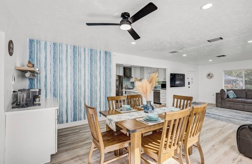 South Pinellas Community Council House | Heated Pool & Coffee Bar 5-min to Madeira Beach