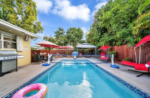 Hunt Club Villa | Heated Pool Spa BBQ Pool Table WiFi Near Beach-Downtown Fun