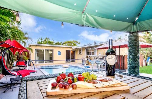 Hunt Club Villa | Heated Pool Spa BBQ Pool Table WiFi Near Beach-Downtown Fun