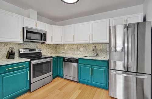 South Middle River House | Heated Salt-Water Pool 2 BR Oasis/Pets OK 5 min to Fort Lauderdale Beach