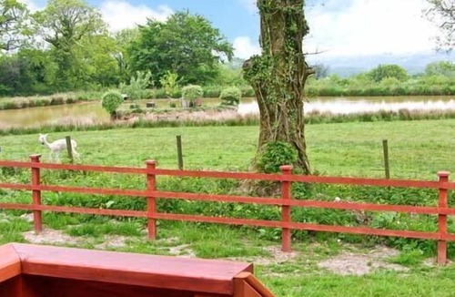 Shepton Mallet Cottage | HERON VIEW LODGE, family friendly, with a garden in Shepton Mallet
