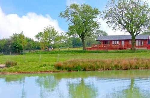 Shepton Mallet Cottage | HERON VIEW LODGE, family friendly, with a garden in Shepton Mallet