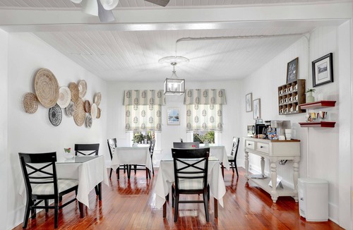 Fort Myers River District House | Hibiscus House Bed Breakfast Inn Turtle Room Bed-ada
