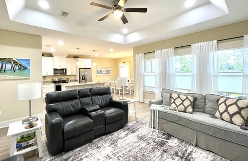 Gulf Breeze House | Hidden Gem Between 2 Beaches -Sleeps 6 -Pet Friendly!