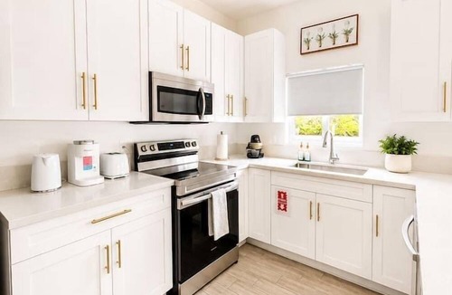 Middle River Terrace House | Hidden Gem | Near Beach, Las Olas & Downtown