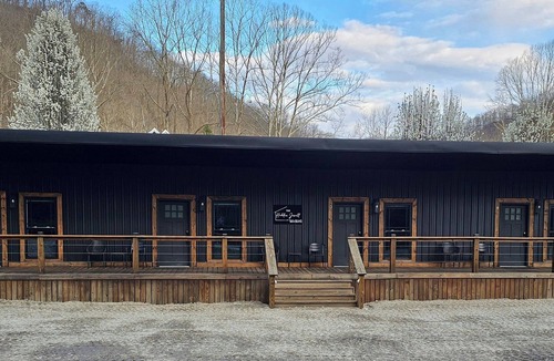 Dingess Apartment | Hidden Jewell Studio Suite #2 - 2BD/1BA Kitchenette & Washer/Dryer on Outlaws