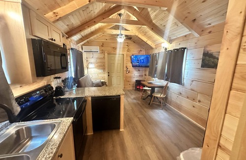 Union Mills Cabin | Hideaway Holler - Hot Tub, Fireplace, Wi-Fi