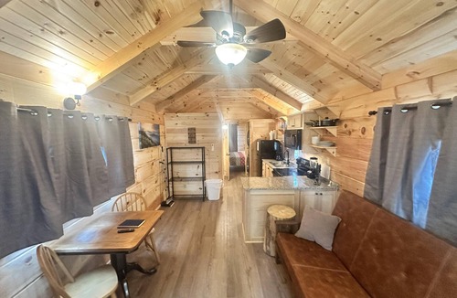 Union Mills Cabin | Hideaway Holler - Hot Tub, Fireplace, Wi-Fi