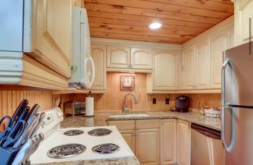 Mineral Bluff Cabin | Hideaway Pond cozy cabin for two