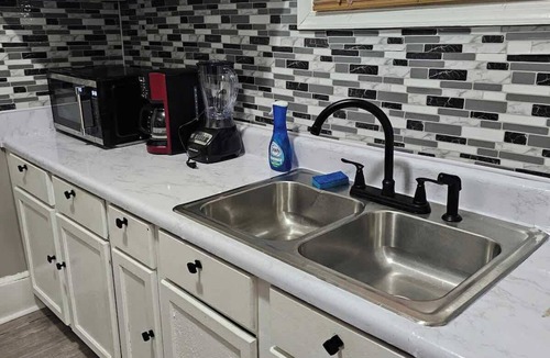 Winston - Salem House | High Ceilings | King Beds | 85” TV | Near Downtown