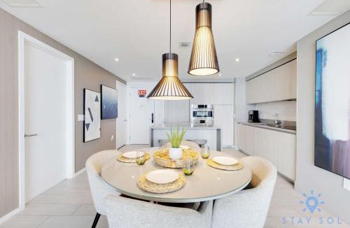 Hollywood South Central Beach Apartment | High Floor 2BR -2 BA - Resort Fees & Parking Incl