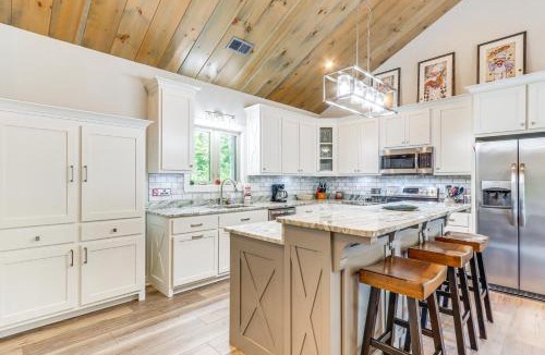 Tarheel House | Hike, Fish & Kayak: Murphy Gem w/Deck & Fire Pit