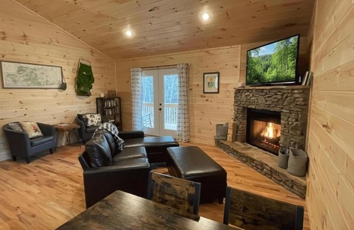 Murphy Ski Chalet | Hikers Hideaway Cabin, Hot Tub, Fireplace, Nature, Pets