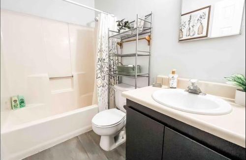 Tallahassee House | Hillside townhome