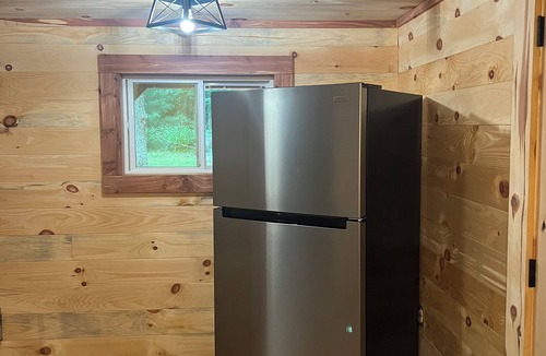 Lindside Cabin | Historic Cabin on the Creek!
